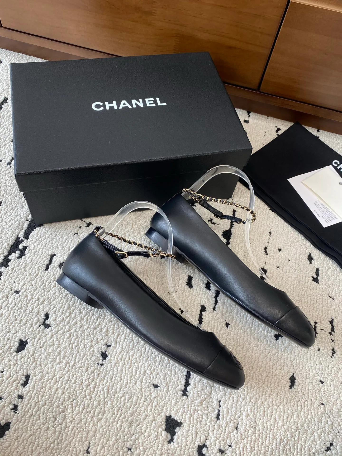 👟👟Ex-factory price 580👟👟 🍀CHANEL2025 new autumn and winter model, Mary Jane leather Chanel Xiaoxiang C home flat classic metal chain shoes Comfortable Mary Jane shoes Catwalk advanced ready-to-wear customization, simple yet sweet and playful Solid color fabric is refreshing and easy to wear Buckle design shoes are more heeling Upper: Customized sheepskin Inner foot pad: sheepskin Sole: Italian leather sole Size: 35-40 (40 customization is non-refundable) 👉 👉 Buy now👉 Buy now👉